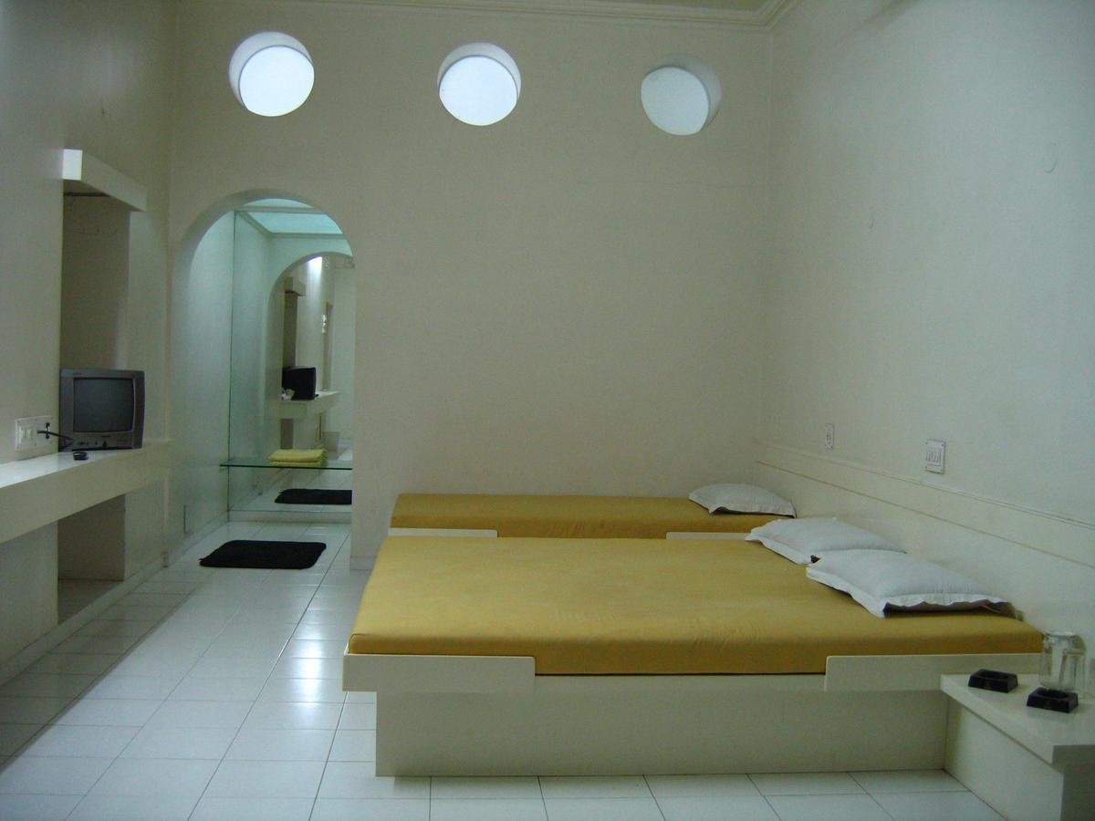 Hotel Plaza -Booking For Foreign Tourist- ジャルガオン エクステリア 写真